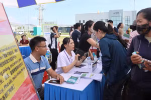 Người lao động tìm hiểu việc làm tại ngày hội giới thiệu, tư vấn việc làm ở Khu Công nghiệp WHA.