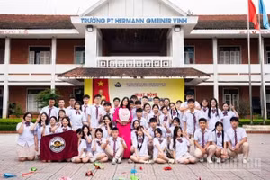 Giáo viên và học sinh Trường phổ thông Hermann Gmeiner Vinh.