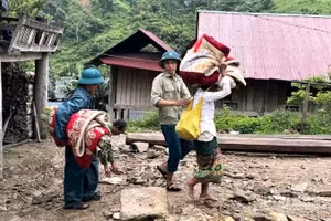 Di dời các hộ dân trước nguy cơ sạt lở núi ở xã Nhôn Mai do ảnh hưởng của cơn bão số 3.
