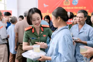 Những suất cơm ấm nóng được trao đến người nhà, bệnh nhân.