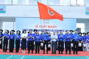 Nghi thức trao cờ trước giờ xuất quân.