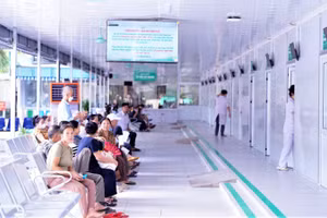 Người dân đến khám, điều trị bệnh tại cơ sở 3, Bệnh viện đa khoa thành phố Vinh. (Ảnh: THU SƯƠNG)