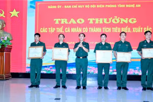 Các tập thể, cá nhân Bộ đội Biên phòng tỉnh Nghệ An có thành tích xuất sắc được trao thưởng.