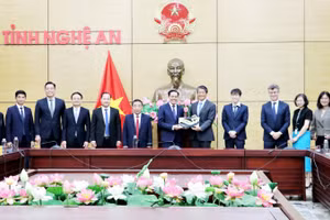 Lãnh đạo tỉnh Nghệ An tặng quà lưu niệm đoàn công tác. (Ảnh: PHAN QUỲNH)