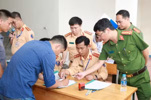 Đại tá Trần Ngọc Tuấn, Phó Giám đốc Công an tỉnh Nghệ An kiểm tra công tác sát hạch, cấp giấy phép lái xe.