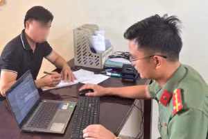 Lực lượng chức năng làm việc với anh N.S.L. (Ảnh: Công an Nghệ An)