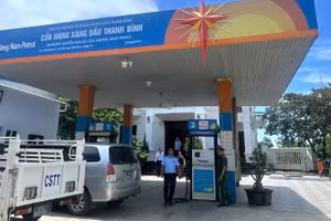 Lực lượng chức năng kiểm tra tại cửa hàng xăng dầu. (Ảnh: CTV)