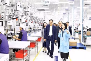Đoàn công tác của Ủy ban nhân dân tỉnh Nghệ An kiểm tra tình hình sản xuất, kinh doanh tại Khu công nghiệp, đô thị và dịch vụ VSIP Nghệ An.