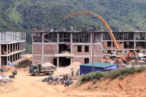 Đến nay, Dự án Trường phổ thông dân tộc nội trú liên cấp tiểu học và trung học cơ sở Na Ngoi có 4 trong tổng số 16 dãy nhà chính được hoàn thành, còn lại 12 hạng mục đang triển khai hoàn thiện.