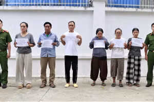 Các đối tượng bị bắt giữ. (Ảnh: HẬU HẠNH)