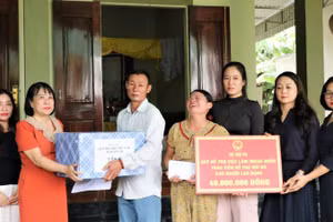 Đại diện Quỹ Hỗ trợ lao động ngoài nước và Đoàn công tác trao hỗ trợ đến thân nhân anh Trần Văn Quân.