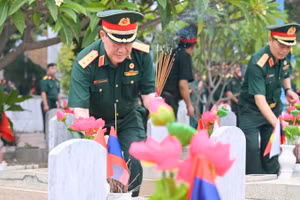 Thượng tướng Bế Xuân Trường, Phó Chủ tịch Ủy ban Trung ương Mặt trận Tổ quốc Việt Nam, Chủ tịch Hội Cựu chiến binh Việt Nam và các đại biểu thắp hương tại phần mộ các liệt sĩ ở Nghĩa trang Liệt sĩ Quốc tế Việt-Lào.