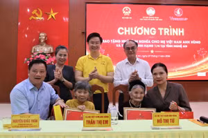 Các đại biểu trao quà của chương trình cho ba Mẹ Việt Nam Anh hùng ở các xã: Đại Huệ và Kim Liên, tỉnh Nghệ An.