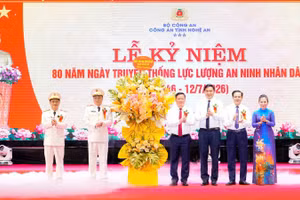 Thường trực Tỉnh ủy Nghệ An tặng hoa chúc mừng Công an Nghệ An nhân kỷ niệm 80 năm Ngày truyền thống lực lượng An ninh nhân dân.