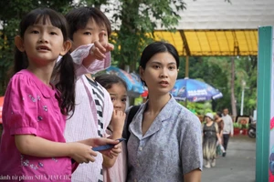 Diễn viên Trâm Anh (ngoài cùng bên phải) vượt qua trở ngại tâm lý để vào vai một người mẹ.