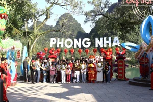 Khách du lịch tham quan động Phong Nha sáng 1/1. (Ảnh: HƯƠNG GIANG)