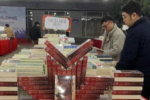 Bạn đọc đến hội sách từ rất sớm. (Ảnh: Nhã Nam)