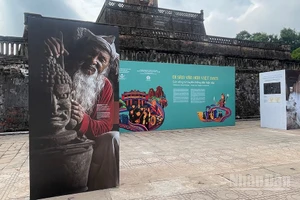 Triển lãm về di sản văn hóa Việt Nam tại Hoàng thành Thăng Long.