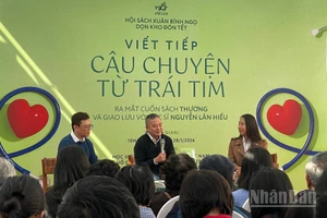 Bác sĩ Ngô Đức Hùng và biên tập viên Nguyễn Hoàng Diệu Thủy tham gia buổi ra mắt sách của bác sĩ Nguyễn Lân Hiếu.