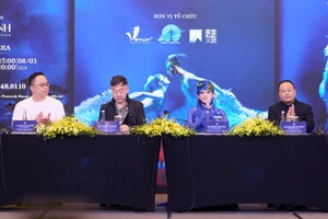 Nghệ sĩ Dương Lệ Bình (thứ hai từ phải qua) tại buổi họp báo.