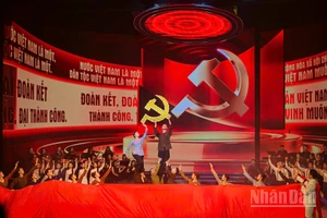 Một tiết mục trong chương trình nghệ thuật chính luận “Mãi mãi niềm tin theo Đảng”. (Ảnh: BẢO LONG)