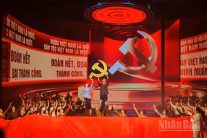 Một tiết mục trong chương trình nghệ thuật chính luận “Mãi mãi niềm tin theo Đảng”. (Ảnh: BẢO LONG)