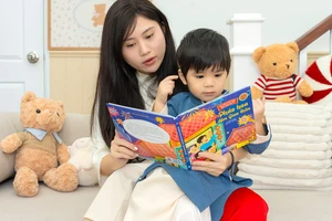 Sách Tết đưa bạn đọc nhỏ tuổi trở về với văn hóa truyền thống. (Ảnh: Đinh Tị)