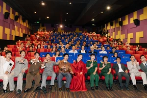 Đoàn làm phim "Mưa đỏ" giao lưu với khán giả. (Ảnh: Galaxy Studio)