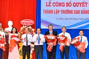 Phó Bí thư Tỉnh ủy, Chủ tịch Hội đồng nhân dân tỉnh Phạm Văn Thiều (bên trái) và Phó Chủ tịch Ủy ban nhân dân tỉnh Nguyễn Minh Luân trao quyết định, tặng hoa chúc mừng các đồng chí được bổ nhiệm giữ chức Hiệu trưởng, Phó Hiệu trưởng Trường cao đẳng Cà Mau. (Ảnh: CTV)