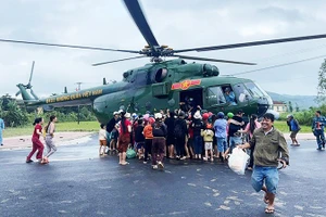 Mang hàng cứu trợ tới xã Phong Liên 1 và Phong Liên 2.