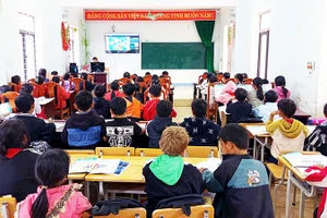 Trường phổ thông bán trú trung học cơ sở Phố Là tổ chức các lớp học trực tuyến môn tiếng Anh.