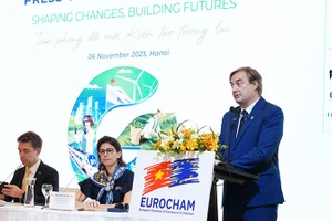 Chủ tịch EuroCham Bruno Jaspaert phát biểu ý kiến tại buổi họp báo.