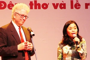 Nhà thơ Kevin Bowen và nhà thơ Nguyễn Phan Quế Mai trong cuộc ra mắt tập thơ "Khúc hát thành Cổ Loa" của ông tại Việt Nam. Ảnh: QUANG HƯNG