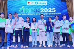 Thành viên các đội tuyển đã mang chiến thắng về cho Trường đại học Y - Dược, Đại học Huế.