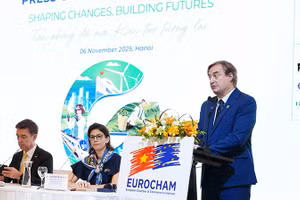 Chủ tịch EuroCham Bruno Jaspaert phát biểu ý kiến tại buổi họp báo.