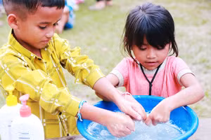 Dạy em giữ gìn vệ sinh cá nhân.