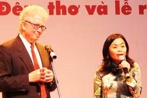 Nhà thơ Kevin Bowen và nhà thơ Nguyễn Phan Quế Mai trong cuộc ra mắt tập thơ "Khúc hát thành Cổ Loa" của ông tại Việt Nam. Ảnh: QUANG HƯNG