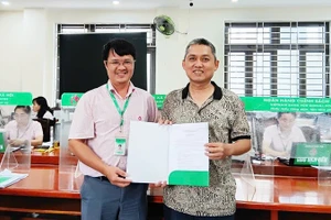 Ngân hàng Chính sách xã hội Sơn Trà trao quyết định giải ngân tín dụng cho khách hàng có con theo học ngành STEM.