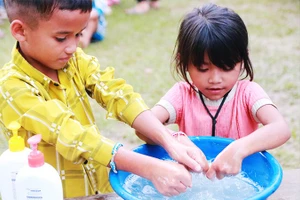 Dạy em giữ gìn vệ sinh cá nhân.