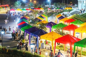 Chợ đêm sinh viên ở làng đại học. Ảnh: VNE