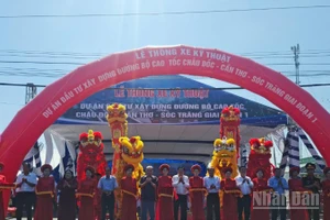 Quang cảnh cắt băng thông xe kỹ thuật.