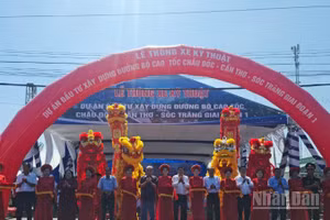 Quang cảnh cắt băng thông xe kỹ thuật.