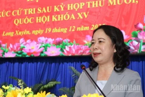 Phó Chủ tịch nước Võ Thị Ánh Xuân phát biểu tại buổi tiếp xúc cử tri phường Long Xuyên.