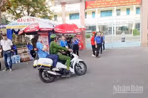 Công an đưa nữ thí sinh T.H.C. đến phòng thi kịp giờ.