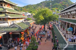 Một góc Miếu Bà Chúa Xứ núi Sam.