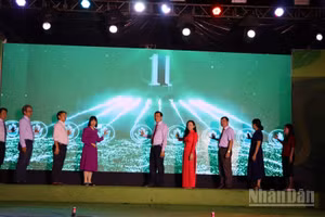 Các đại biểu bấm nút khai mạc Ngày hội Bánh dân gian Nam Bộ.