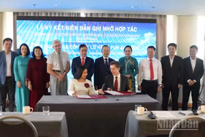 Lễ ký kết Biên bản thoả thuận hợp tác giữa các doanh nghiệp hai bên. (Ảnh: THANH THỂ)