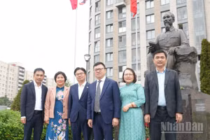 Đoàn công tác Báo Nhân Dân dâng hoa tại Tượng đài Chủ tịch Hồ Chí Minh ở Saint Petersburg.