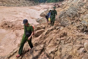 Lực lượng "4 tại chỗ" xã Mỹ Lý (Nghệ An) phải đi bộ 2 ngày mới tiếp cận được bản Cha Nga bị mưa lũ cô lập, nơi 36 ngôi nhà bị lũ cuốn trôi.