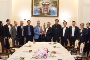 Ủy viên Bộ Chính trị, Bí thư Thành ủy Hà Nội Trần Đức Thắng tặng quà Đại sứ quán Việt Nam tại Nga. (Ảnh: THANH THỂ)